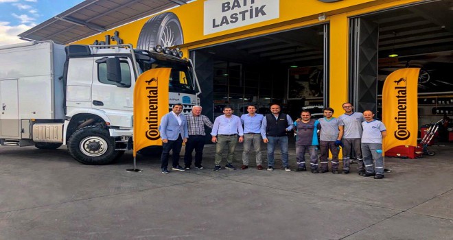 Alman Gezgin, Lastiklerini Değiştirmek İçin Binlerce Km Yol Yapıp İzmir’e Geldi