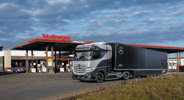 TotalEnergies ve Daimler Truck AG, Avrupa Taşımacılığında Hidrojen Ekosistemini Geliştirmek İçin İş Birliği Yapıyor