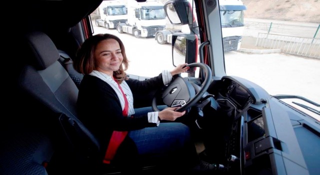 Renault Trucks Direksiyonunda Kadın Sürücü