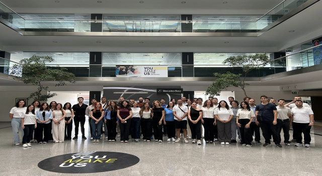 Mercedes-Benz Türk Gençleri Geleceğe Hazırlıyor