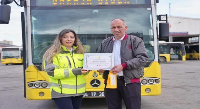 İETT KAPTANINDAN ÖĞRETMENLER GÜNÜ'NE DUYGUSAL JEST