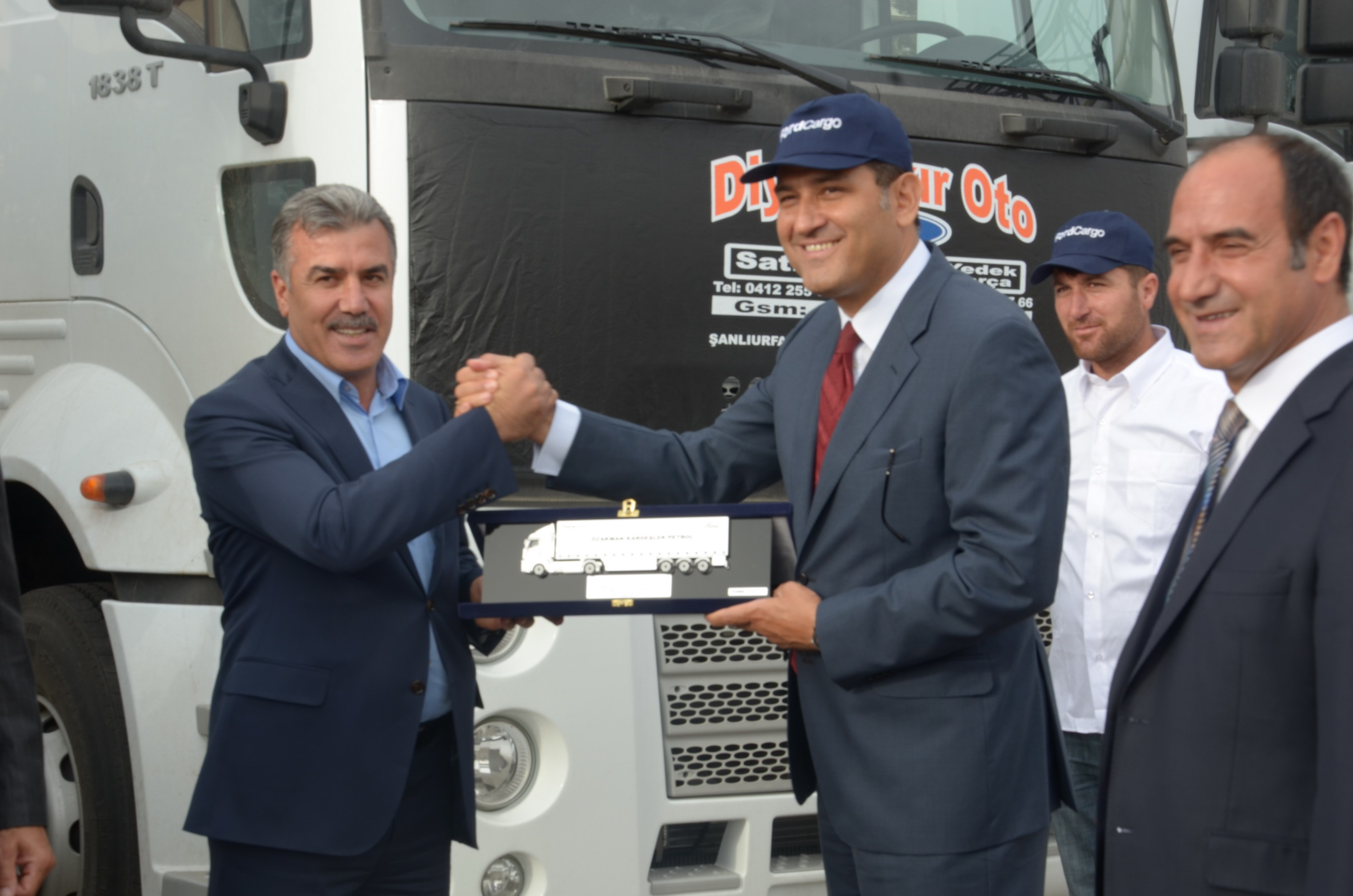 Özakman Petrol Nakliyat Araç Filosuna 15 Adet Ford Cargo 1838T Çekici Ekledi