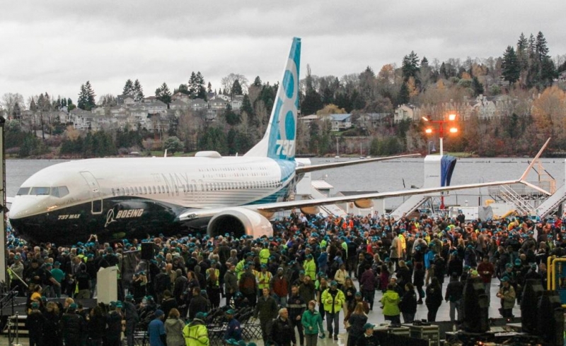 BOEİNG İLK 737 MAX 8’İ TANITTI