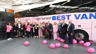 Pembe Tasarımıyla Giydirilen Mercedes-Benz Travego 16 2+1 Best Van Turizm’e Teslim Edildi