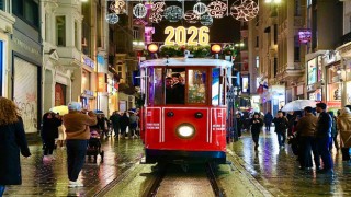 İstiklal Caddesi’nde Yeni Yıl Atmosferi: Nostaljik Tramvay Yılbaşına Özel Tasarlandı