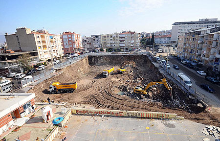 Hem Katlı Otopark Hem Pazar Yeri