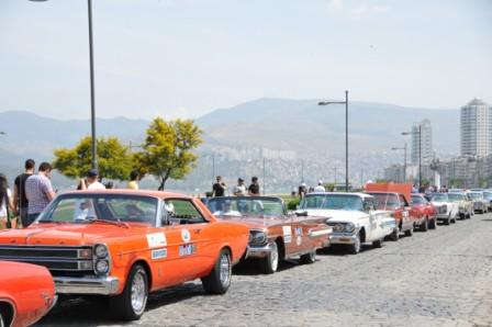 İzmirde Klasik Otomobil Şöleni