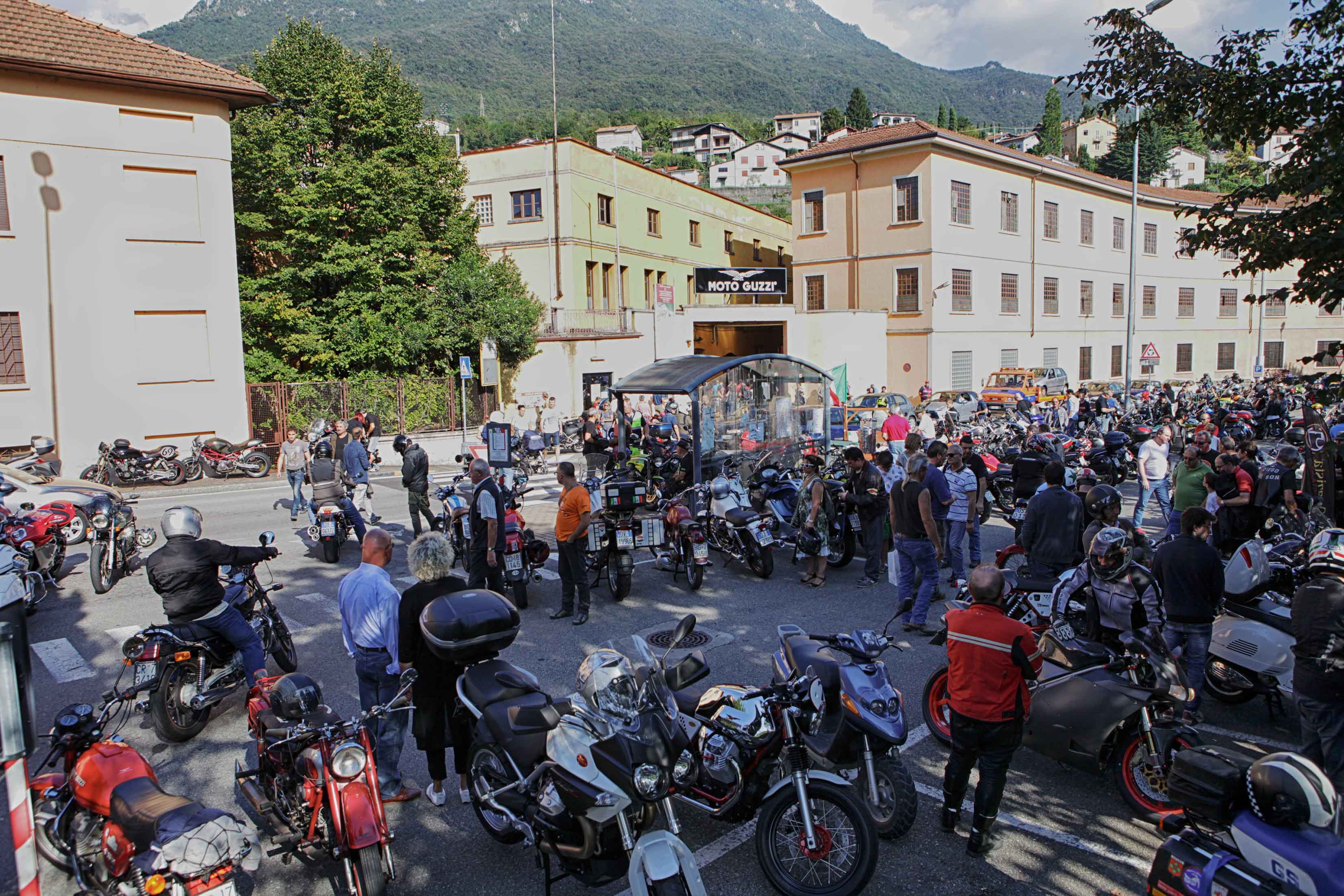 Moto Guzzinin Tarihi Fabrikası 10 Bin Motosiklet Tutkununu Ağırladı